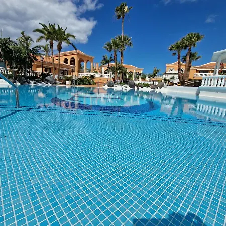 Playa Vistas 2 With Breathtaking Sea View, Only 100 M To The Sea, Heated Pool, Aircondition For A Fee, Wifi Playa de las Americas (Tenerife)